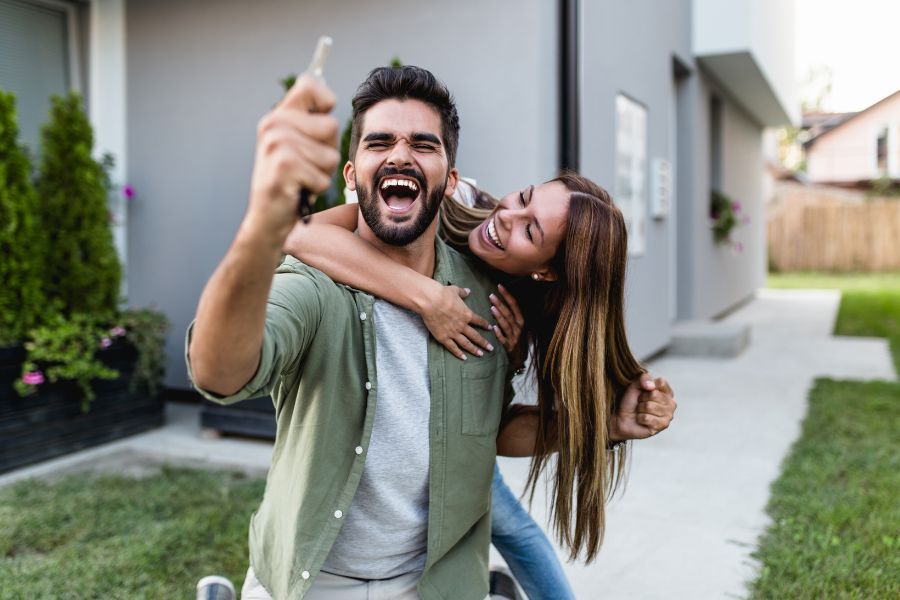 pareja feliz en su nueva casa